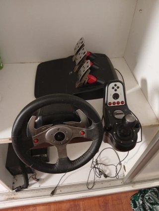 Volante Logitech G25 con pedales y palanca