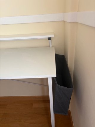 Escritorio blanco con estante y bolsillo lateral