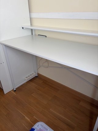 Escritorio blanco con estante y bolsillo lateral