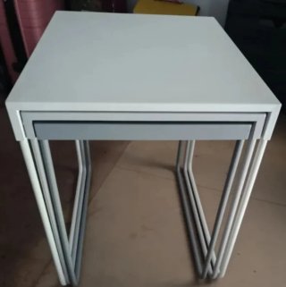 Mesa auxiliar Ikea gris y blanca