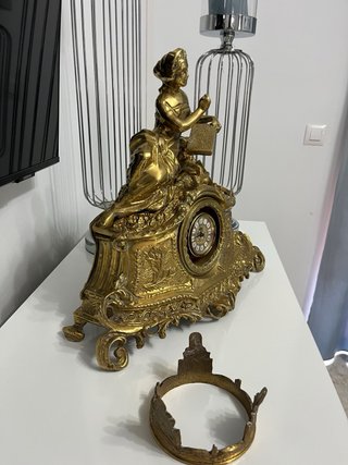 Reloj de sobremesa antiguo de latón
