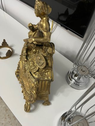 Reloj de sobremesa antiguo de latón