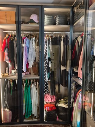 Vestidor moderno con puertas de cristal, luces led