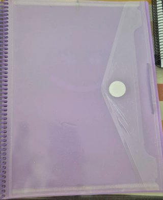 Carpeta morada con elástico y carpeta rosa