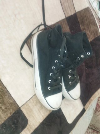 Zapatillas deportivas negras y blancas