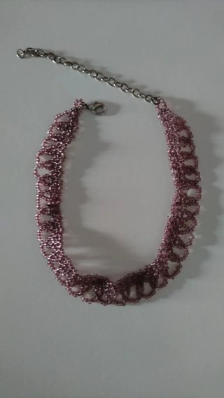 Gargantilla morada y plateada