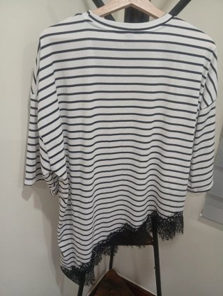 Camiseta Rayas Blancas y Negras con Encaje
