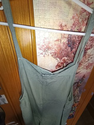Mono verde apagado de tirantes ancho