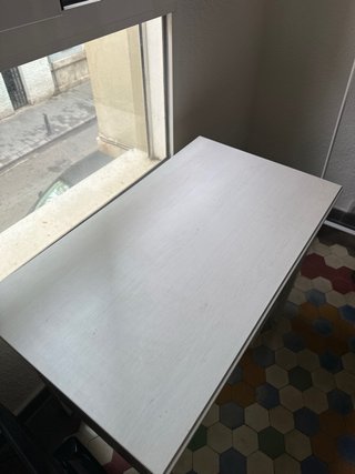 Escritorio blanco con estanterías