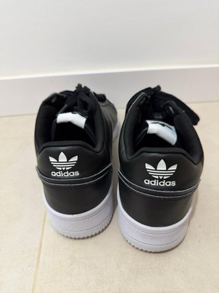 Adidas Zapatillas Negras y Blancas