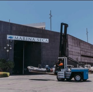 Plaza embarcacion de marina seca en el Port Forum