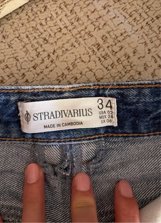 Pantalón corto vaquero desgastado