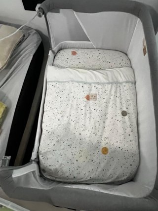 Cuna colecho gris con estampado estrellas