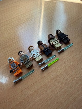 Lote LEGO Star Wars: 6 Minifigs + 4 Sables
