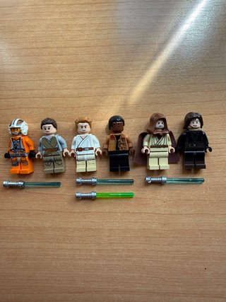 Lote LEGO Star Wars: 6 Minifigs + 4 Sables