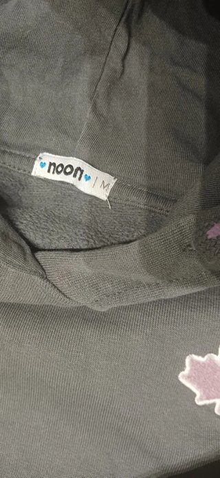 Sudadera gris con logo de hoja Noon