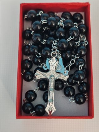 Rosario de perlas negras con crucifijo