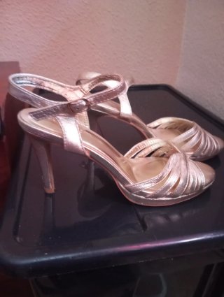 Sandalia color dorado