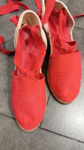 Zapatillas rojas con lazada