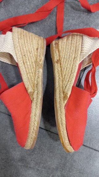 Zapatillas rojas con lazada