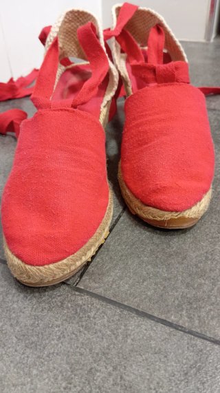 Zapatillas rojas con lazada