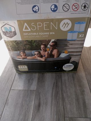 Jacuzzi gonfiabile grigio e nero
