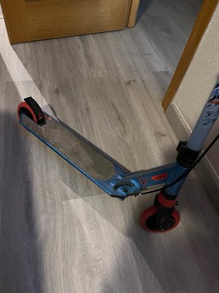 Patinete Oxelo azul con ruedas naranjas