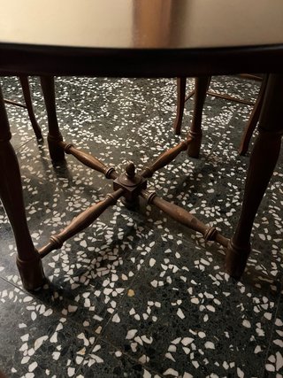 Mesa redonda de madera con sillas