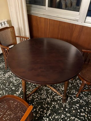 Mesa redonda de madera con sillas