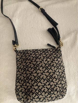 Bolso bandolera Tommy Hilfiger negro y gris