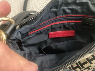 Bolso bandolera Tommy Hilfiger negro y gris