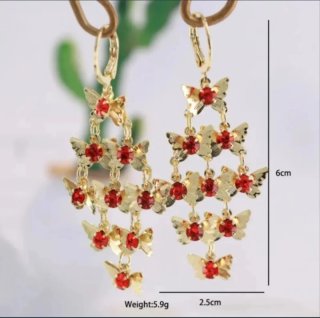Pendientes bañados en oro con mariposas rojas