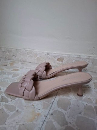 Sandalias tacón rosa trenzadas