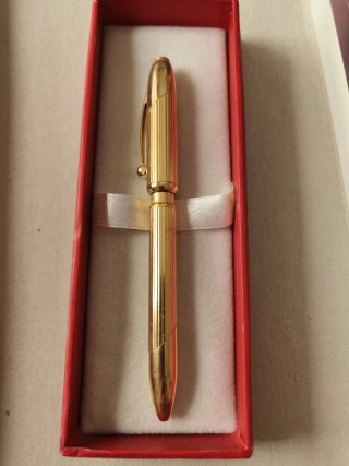 Bolígrafo dorado elegante.