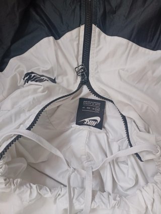 Chaqueta Nike Negra y Blanca