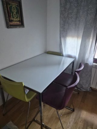 Mesa cristal y 4 sillas + 2 cortinas