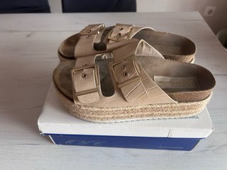 Sandalias plataforma beige con hebillas