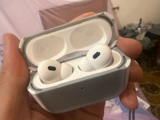 AirPods Pro 2 (USB-C) + OMAGGIO