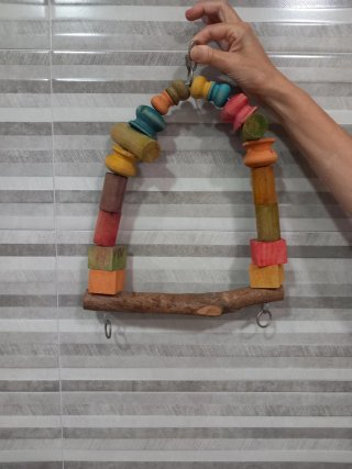 Columpio para pájaros de madera