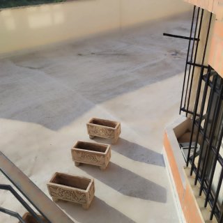 4 jardineras de piedra beige y gris