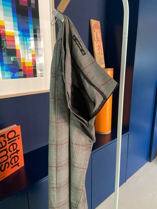 Pantalón Zara cuadros gris y rojo