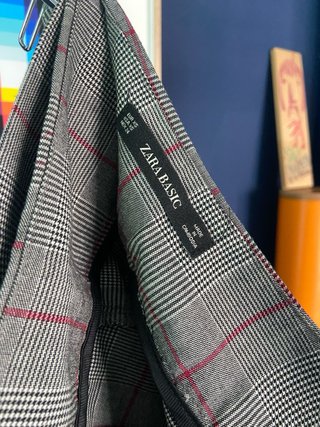 Pantalón Zara cuadros gris y rojo