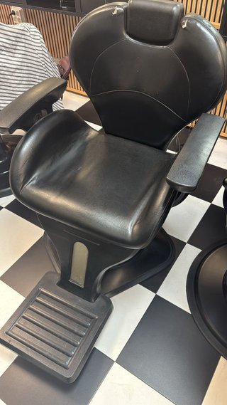 Sillón de peluquería negro