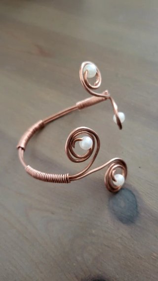 Bracciale rigido con perle bianche