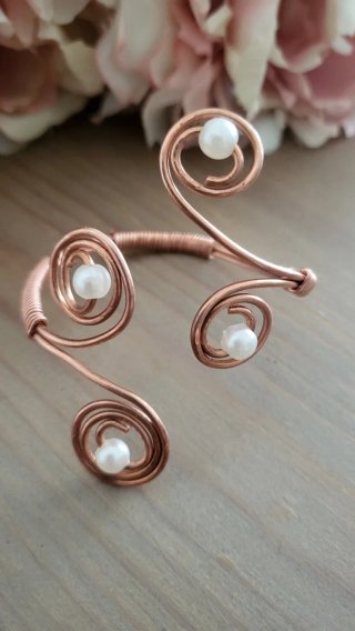 Bracciale rigido con perle bianche