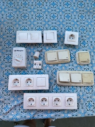 Enchufes e interruptores varios