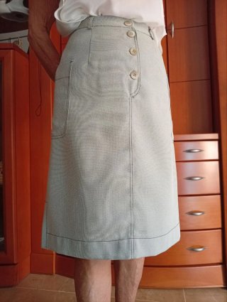 Falda gris y blanca