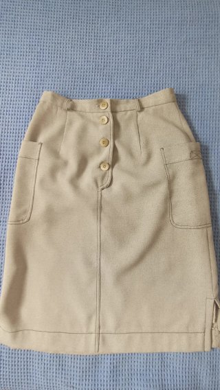 Falda gris y blanca