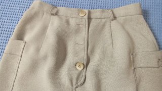Falda gris y blanca
