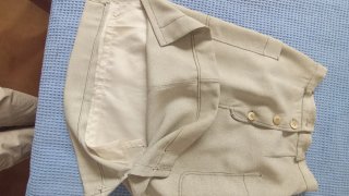 Falda gris y blanca